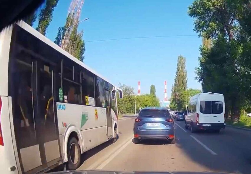 В Воронеже на 7,5 тыс. оштрафовали водителя маршрутного автобуса за выезд на встречную полосу Авто