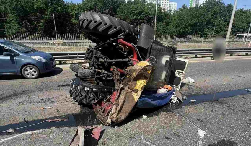 В Воронеже Volkswagen Polo протаранил трактор, пострадал водитель Авто