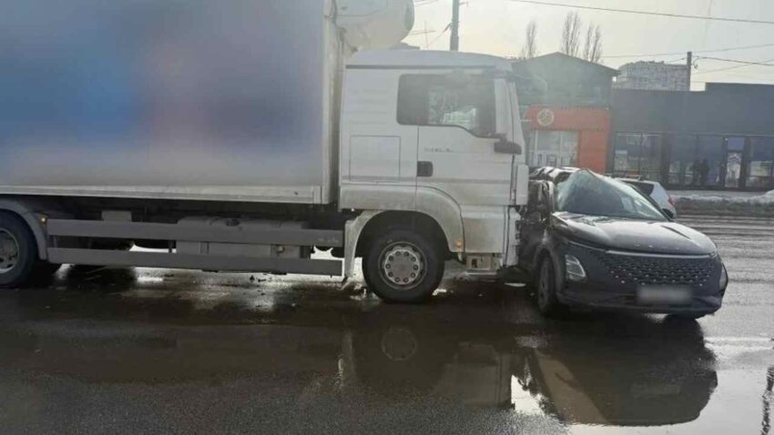 Осудили водителя, который на грузовике проехал на красный и врезался в Omoda в Воронеже Авто