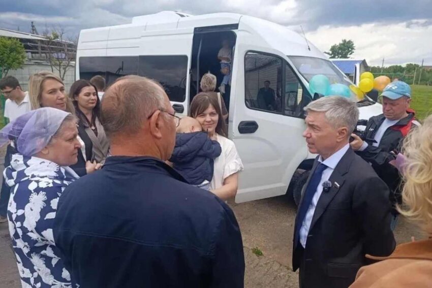 Депутат «Единой России» вручил ключи от «Газели» многодетной семье из Новоусманского района Жизнь партийная