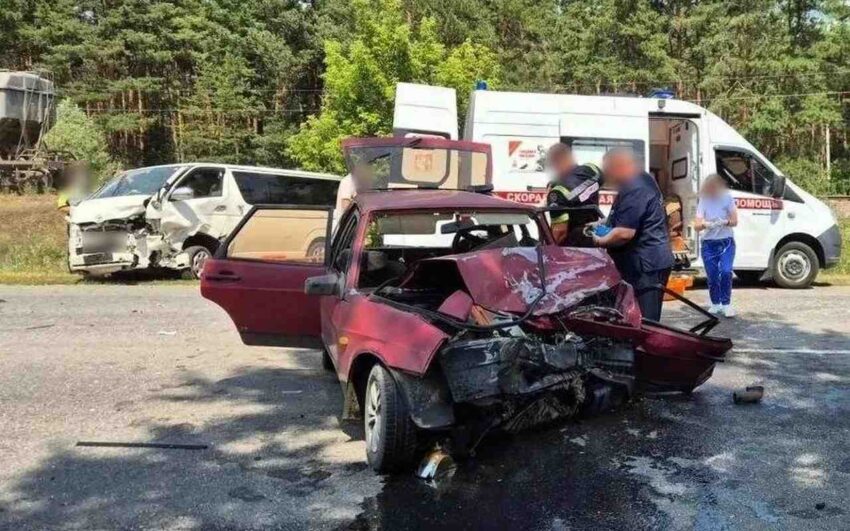 Автомобилистка и 13-летняя девочка получили травмы в лобовом ДТП на воронежской трассе Авто