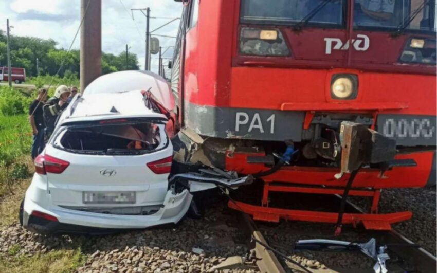 В столкновении легковушки с тепловозом пострадали два человека Авто