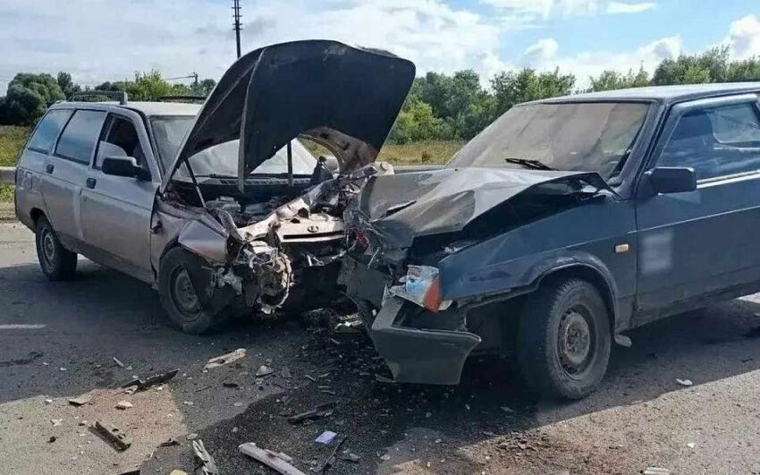 Пожилые водители пострадали в столкновении двух ВАЗов на перекрестке в воронежском райцентре Авто