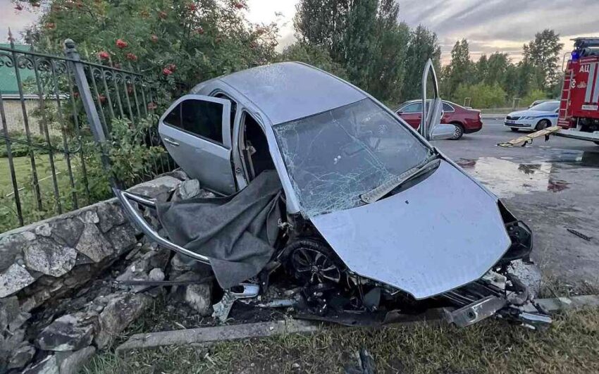 Погиб водитель иномарки, врезавшейся в ограждение кафе в Воронеже Авто