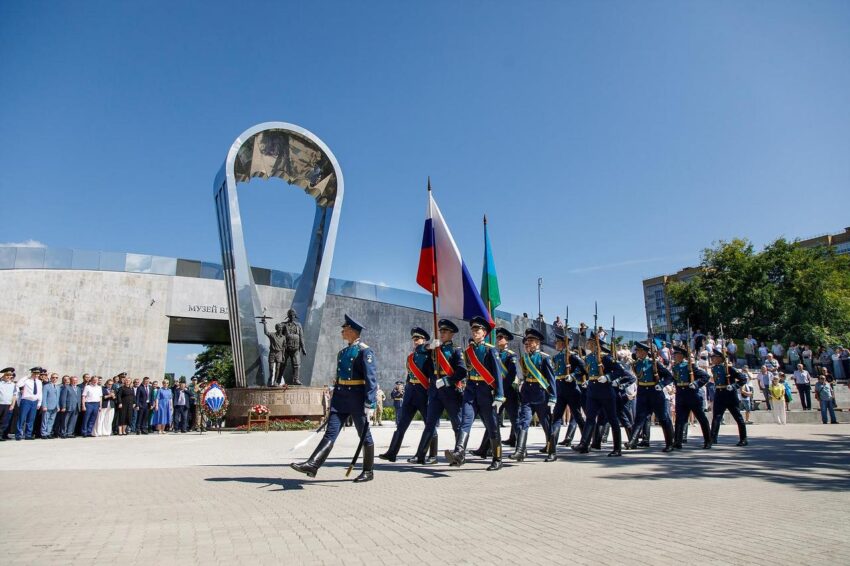 В Воронеже прошла церемония возложения цветов к монументу «Воронеж – родина ВДВ» Жизнь партийная