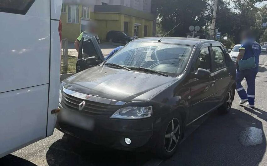 Водитель Renault Logan погиб в аварии с маршруткой в Воронеже Авто