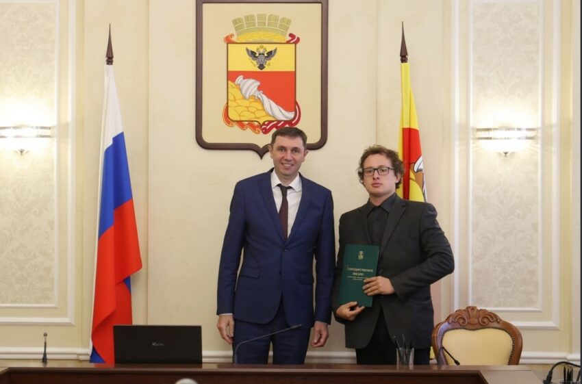 Мэр Воронежа Сергей Петрин рассказал, как сотрудники комбината благоустройства помогли пожарным справиться с огнем Официально