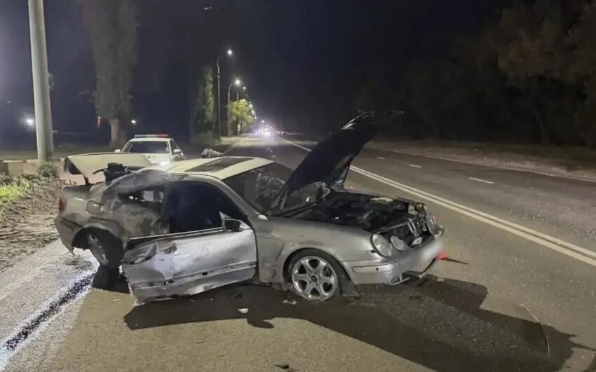 Парень и девушка разбились в Воронеже на Mercedes-Benz в ДТП со столбом Авто